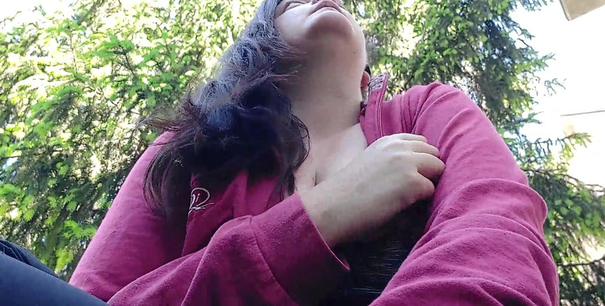 Nicoletta Embassi: Nicoletta Merokok Di Taman Dan Menunjukkan Awak Tetek Besarnya Dengan...