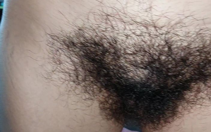 Amateur_MS: 辣妈抚摸她毛茸茸的阴户