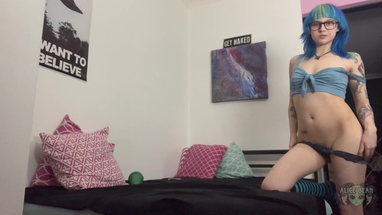 Alice Bean: Čůrání a prstění
