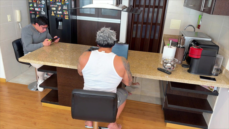 Winter_steph: 友達の妻がテーブルの下でフェラチオをしてくれたんだ!私は彼女の口の中に大量の射精をしました!