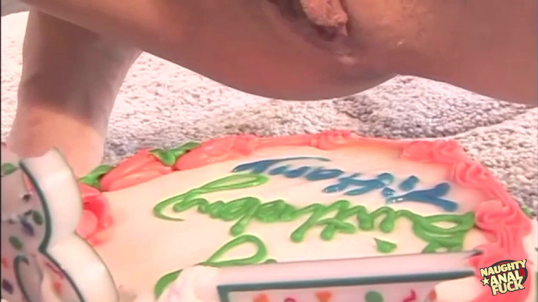 Naughty anal fuck: Tifanny de 18 años recibe un trío para su deseo de...