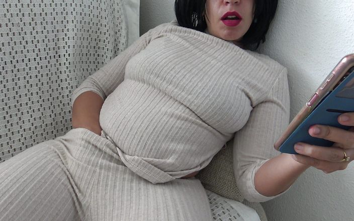 Stepmom Susan: Heiße brünette MILF masturbiert behaarte muschi
