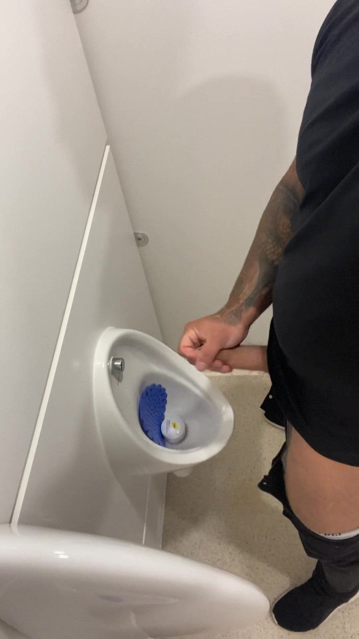 Andyleexxx: Bathroom Piss and Jerk