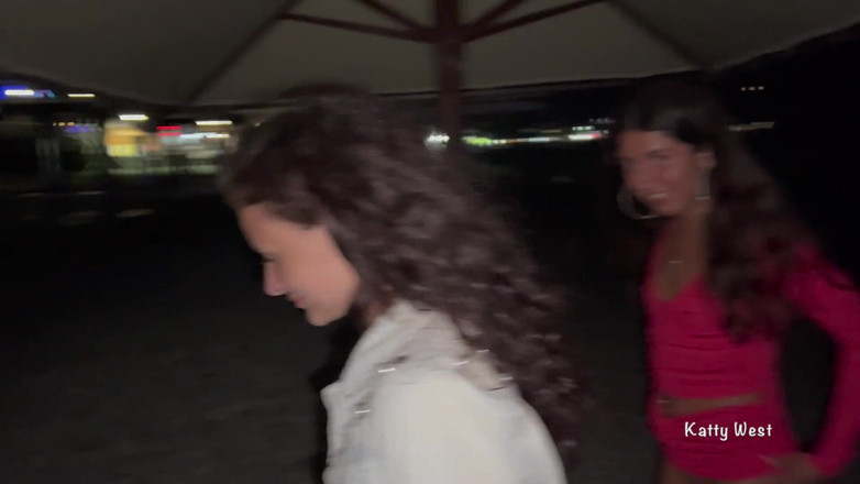 Katty West: Teman-teman rambut cokelat kencing bareng-bareng di pantai