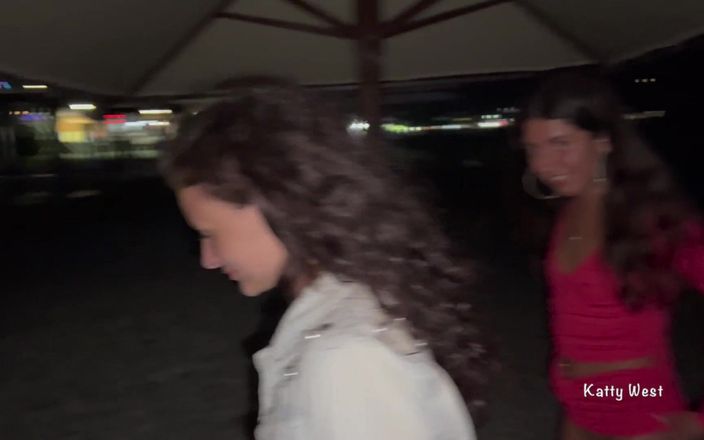 Katty West: Друзі брюнетки писають разом на пляжі