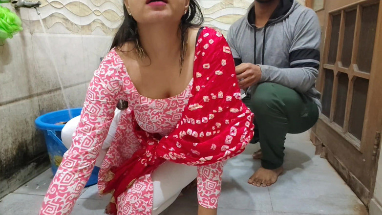 Hornycouple149: 性感人妻一边在浴室里洗衣服一边冒险在户外被干