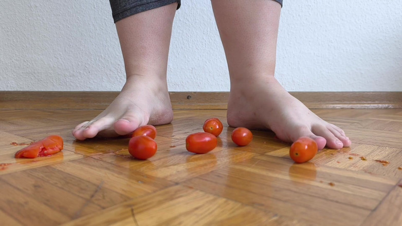 Your QueenXoXo: Huge Legs Vs. Cherry Tomatoes