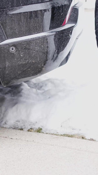 助けて、車が雪に埋まってしまった。
