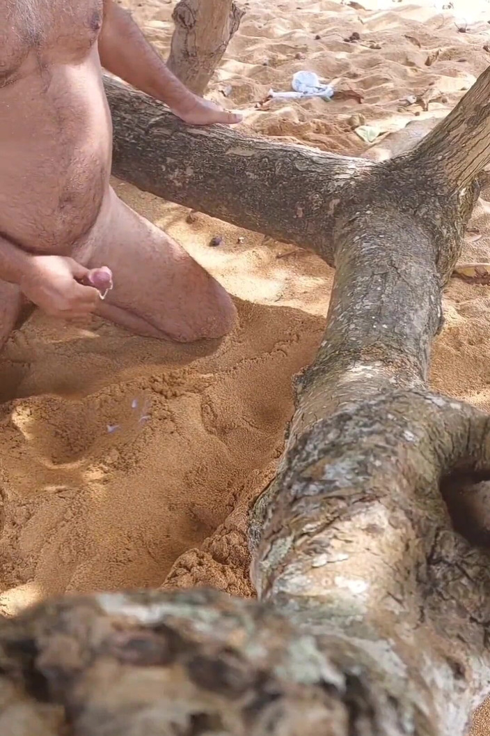 Ladysilvas: Ladysilva lagi asik masturbasi sambil bugil di pantai sambil pamer...