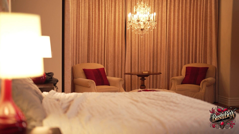 Busty Bexx: La plantureuse Bexx la petite Red chevauche