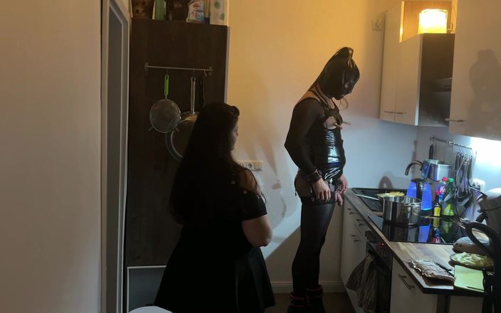 DOMINATRIX6: Sessione di cucina fetish loft con schiava TV parte 2-4.