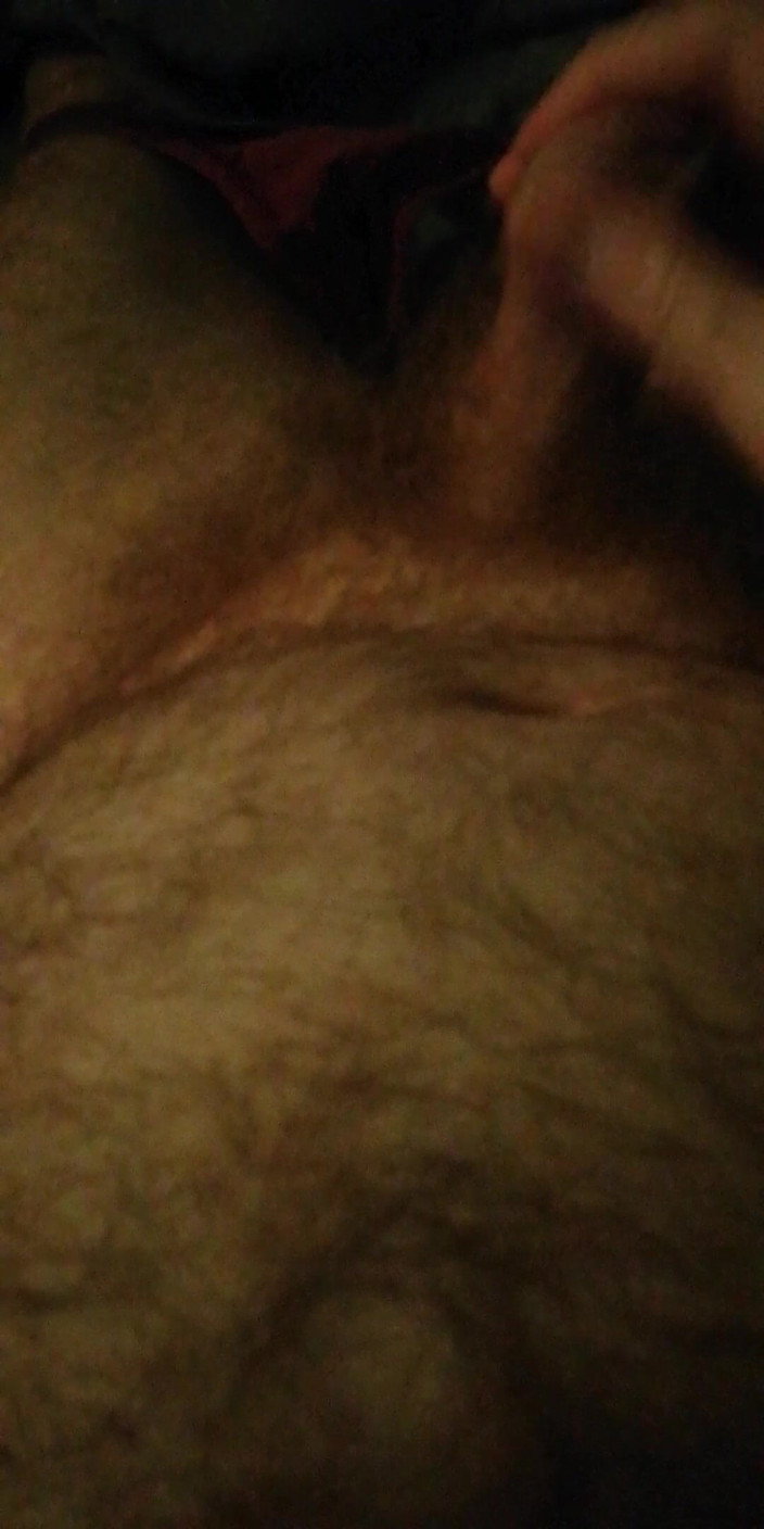 The UK Hairy Bear: Masturbuji obrovskou nálož na moje zrzavé chlupaté břicho a keř