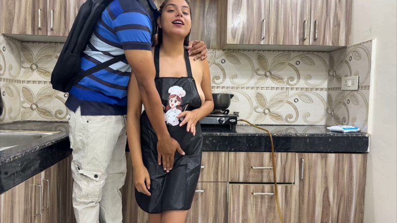 Hornycouple149: MILF Sara pega nua na cozinha! Enteado com força! Hindi