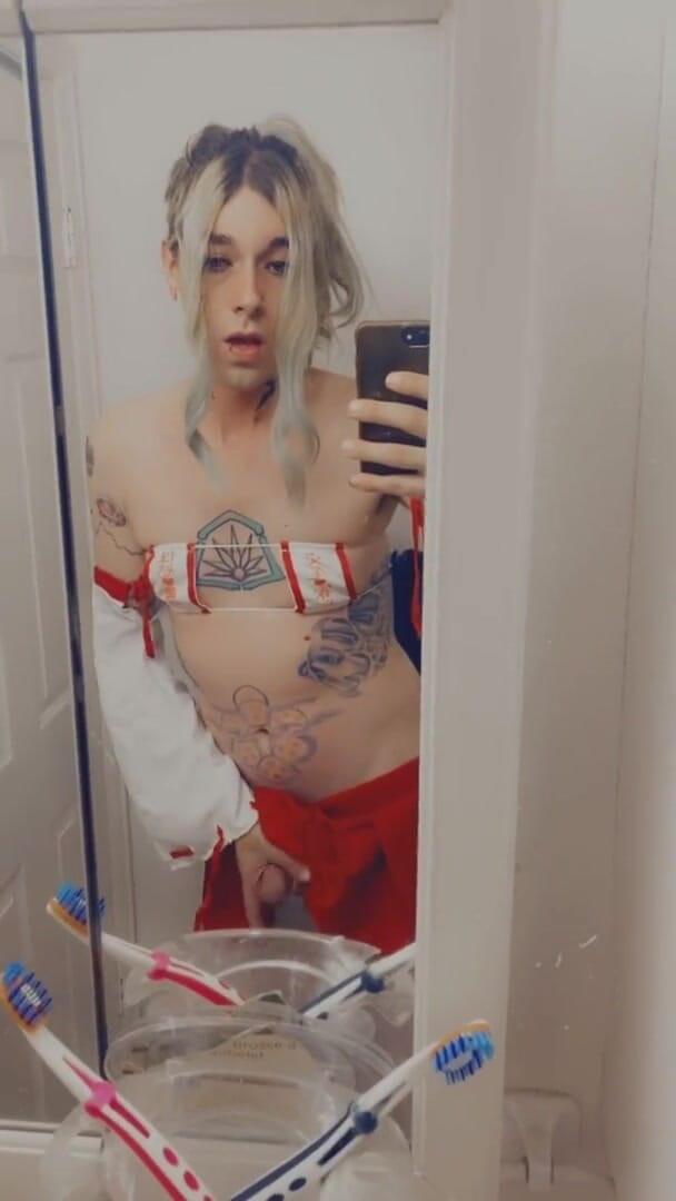 CarmenMelatonin: Sexy cosplay babe loves sex