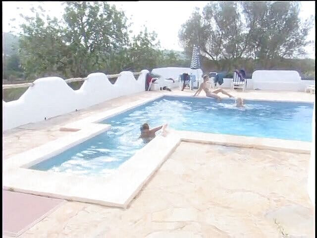 Naughty Girls: MILF panas di kolam renang