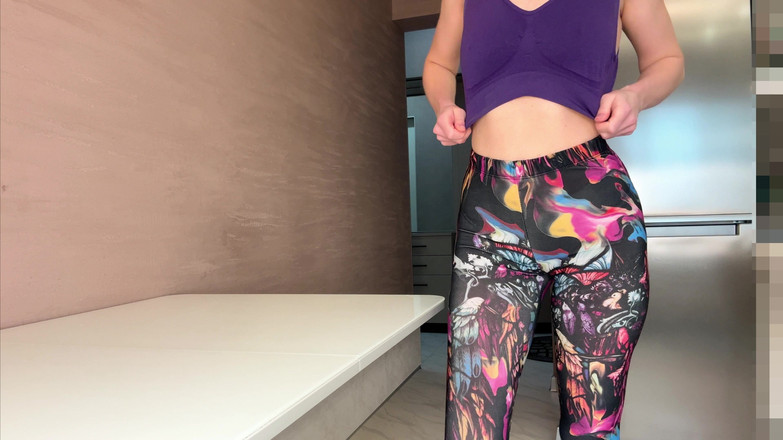 ArinaMills: Il tavolo più caldo si sgrilletta e orgasma la figa...