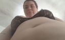 Chubby Sex Symbol: Lil Witch spreidt haar dikke poesje open