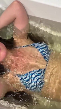 Sirena débil, conteniendo la respiración bajo el agua, bromeando
