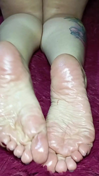 A Big Ass and Wrinkled Soles on the Feet of a Goddess