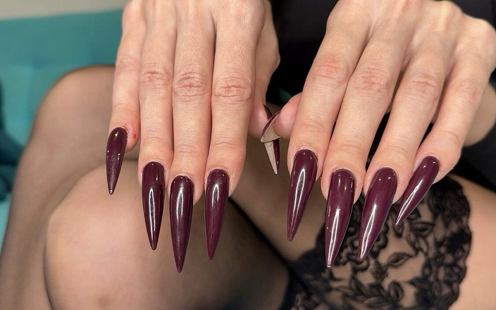 Julia domaina: ダークパープルの長い爪、指を鳴らして吸う、爪、手のひらが非常に広く広がる