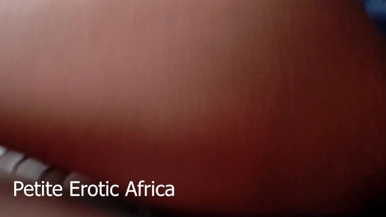 Petite Erotic Africa: Africká teen lovet fresh out v koupelně