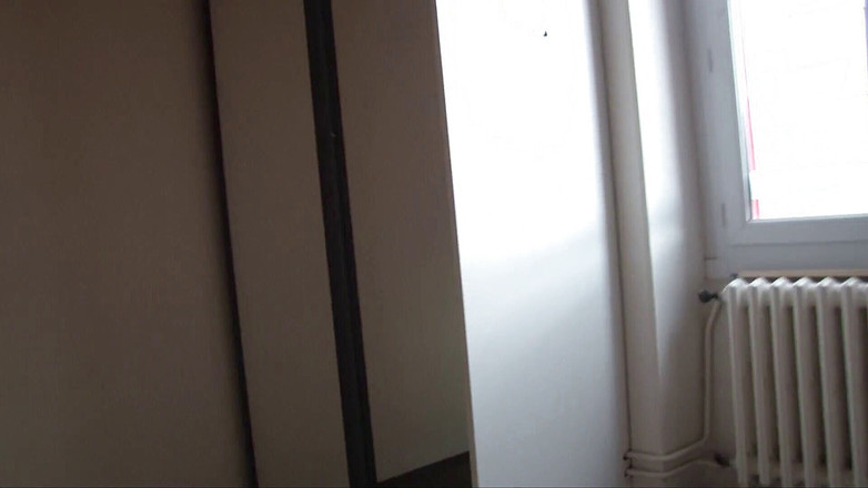 Young Sinner: Junges college-mädchen in hohen strümpfen versucht zu lernen, aber sie...