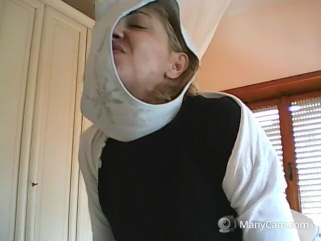 savannahamatoriale: ディルドにホットソースを塗る