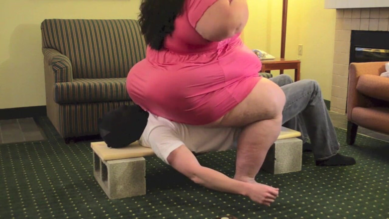 Full Weight Productions: Luna in pink board smash