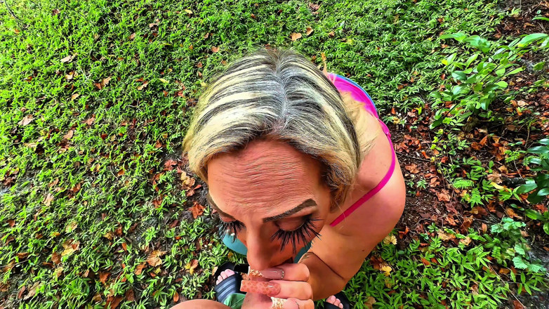 Venus Rising_Hotwife: Милфа делает минет в лесу