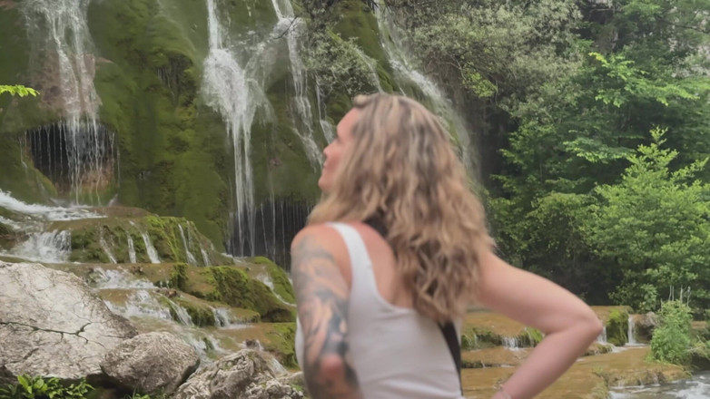 Marty and Wendy: Aku ngentot tante seksi perancis di hutan saat orang-orang lewat