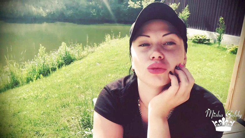 Goddess Misha Goldy: Bebek wajah di luar ruangan, membuat bibirku jauh lebih besar!