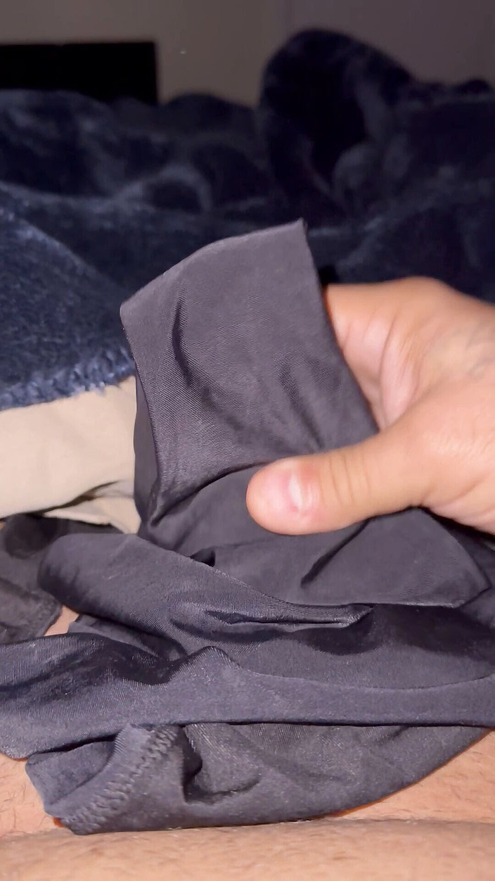 Bigbrook45: Pancutan mani dalam sut renang spandeks satin