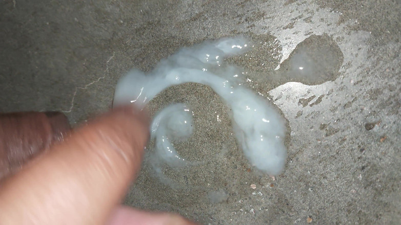 Bigcocka: 私の大きなインドのデジ巨根が絶頂し、放尿しています