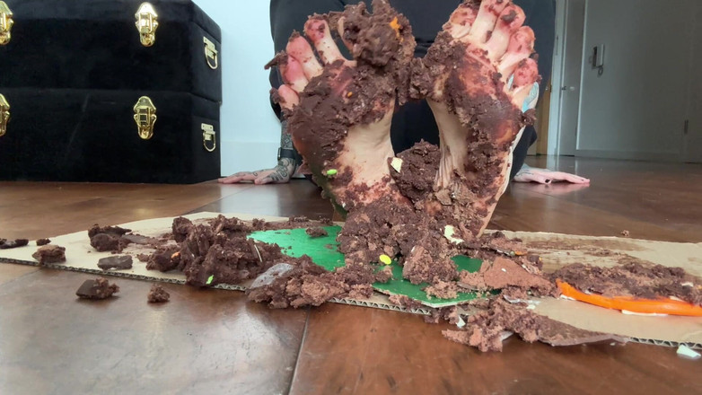 Miss Valentina: Cake Vs Ayaklar