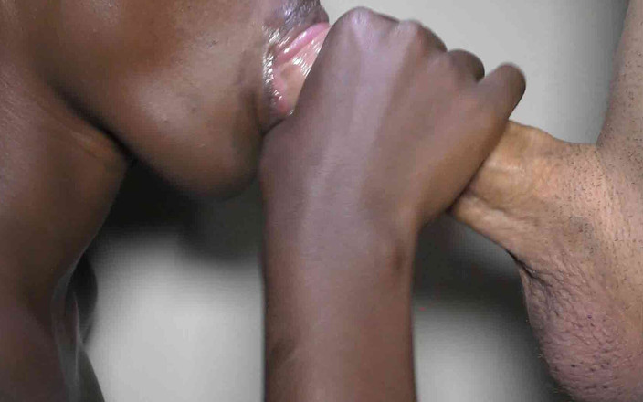 Bam-bulax: 黒檀の十代は大きな白いシャフトを吹き、ツバメ兼