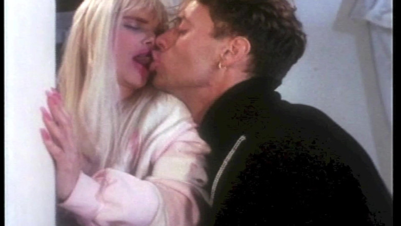 Inthe MILF room: 罗科和奇乔利纳在令人难以置信的复古场景中