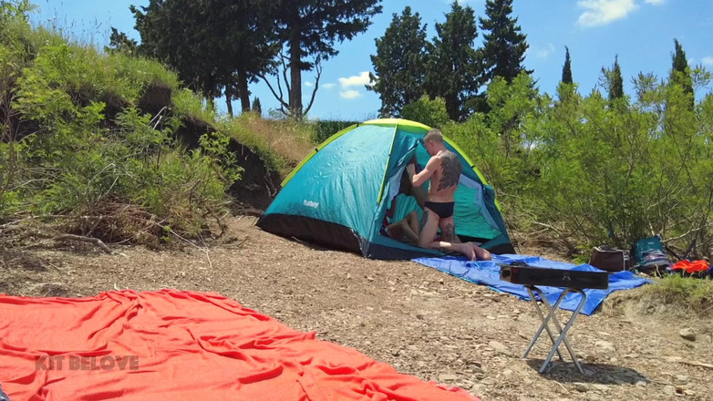 Kit Belove Straight: Dua pria ketemu sama pasangan dan ngentot pacarnya tepat di...