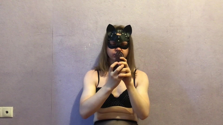 Elise Woods: Sissy Elise sitting blowjob and deepthroat