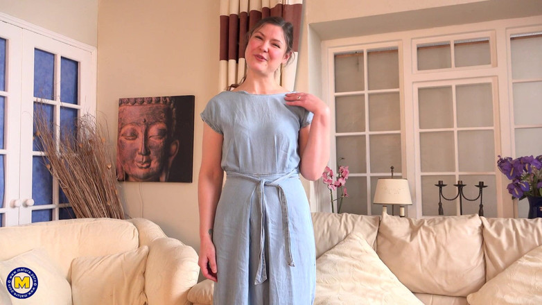 Mature NL: पहली बार aurora Frost आज वास्तव में शरारती महसूस कर रही है!