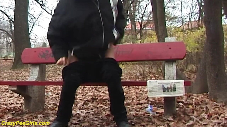 Crazy pee girls: Молодая телочка писает в парке