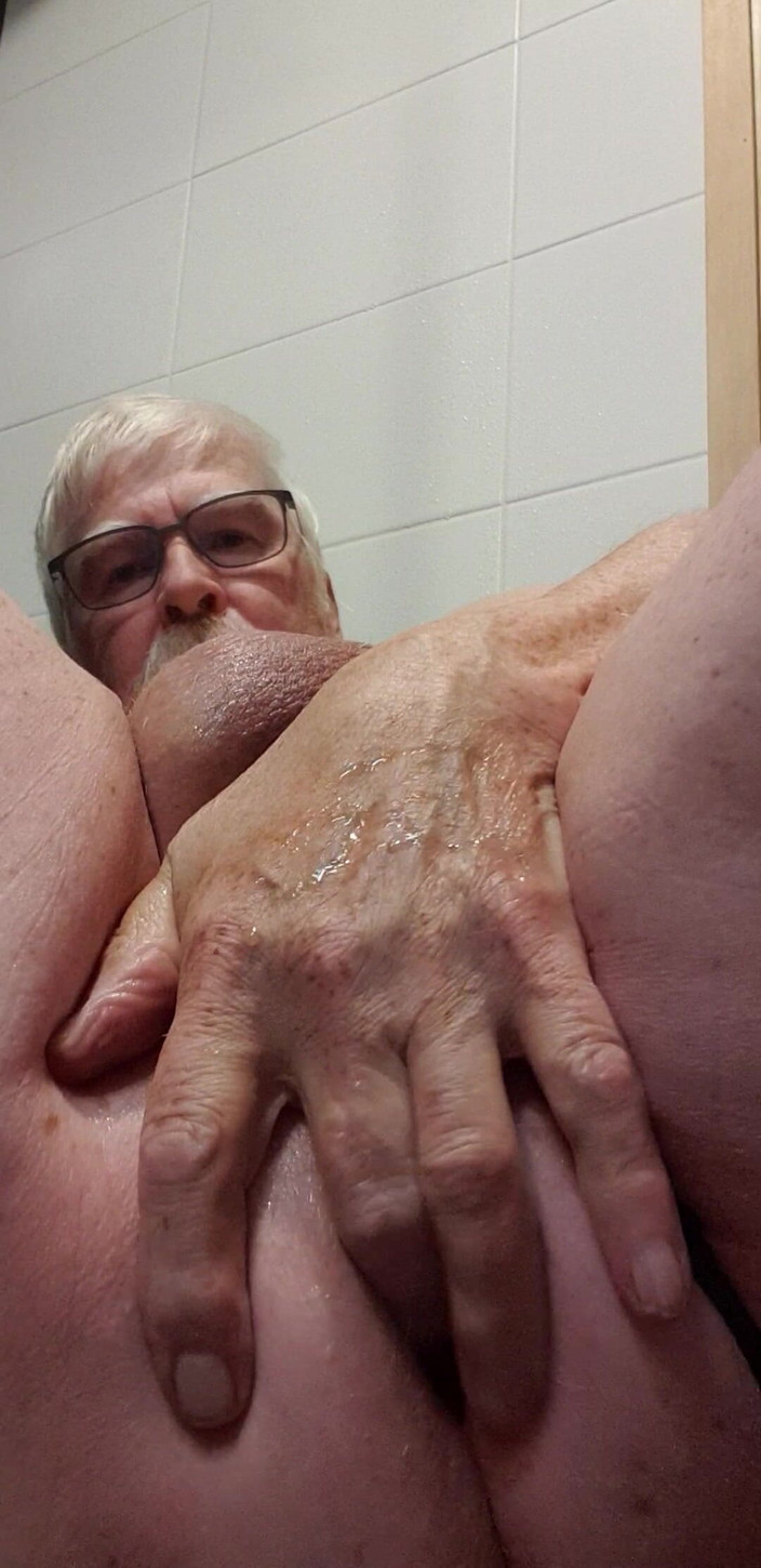 Redhairy4u: 小鸡巴在裤子里撒尿，全身都是