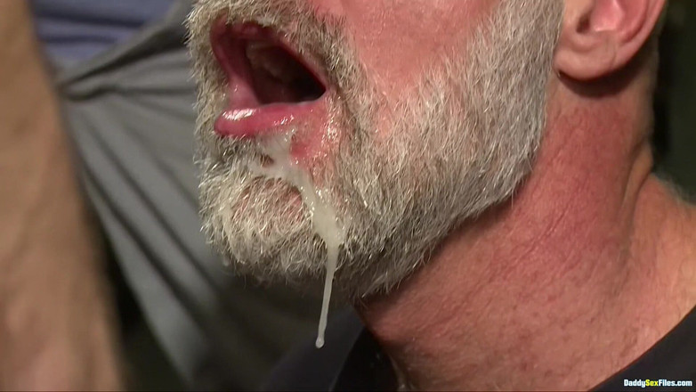 Daddy Sex Files: Le persone dipendenti da sborrata vengono sistemate