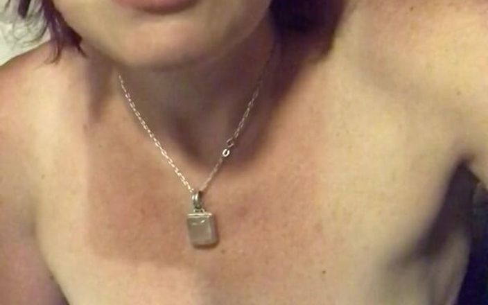 MistressWriggler: Писающая с последующим сексуальными сиськами и игрой животом, пока я объясняю мою любовь к массивным животам n играя с моим
