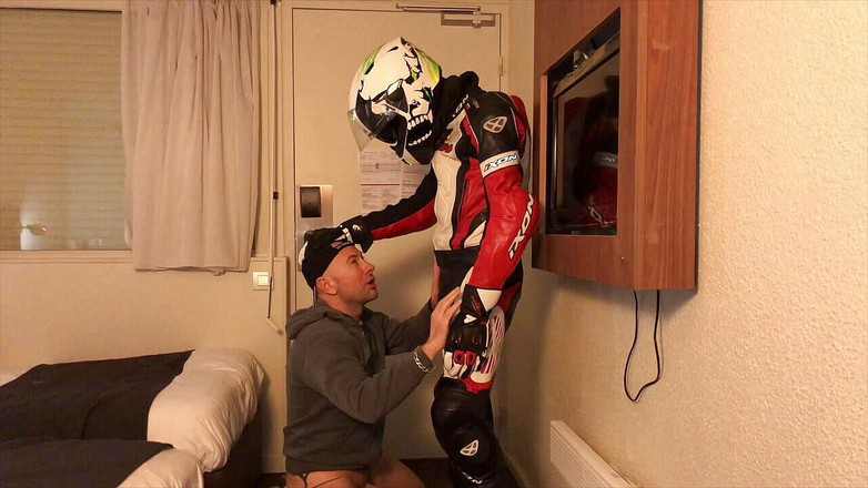 HUMLIATION AND SPANKING PORN: Làm nhục tại khách sạn với trang phục tôn sùng...