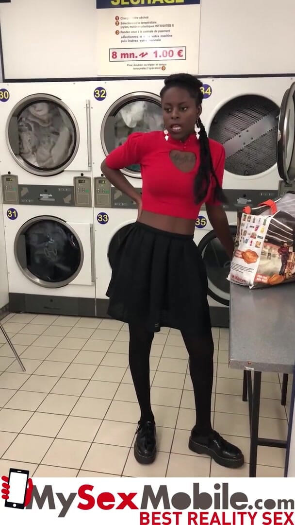 MySexMobile: Une black se fait draguer dans une laverie pour du...