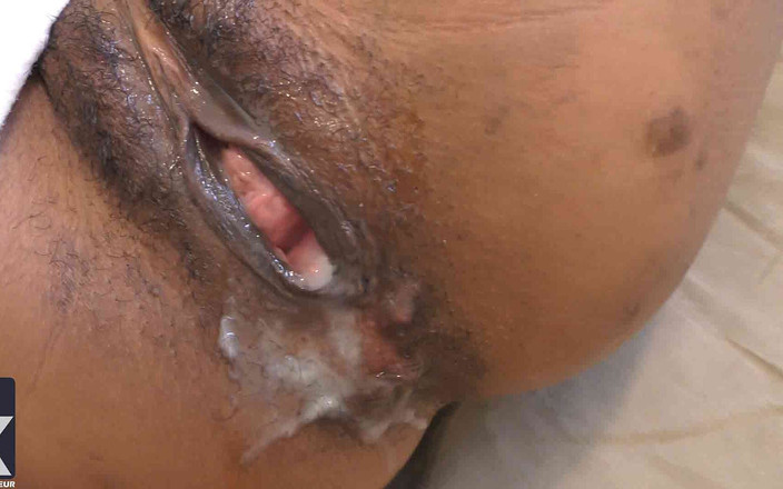 Bam-bulax: Peluda buceta preta é preenchida com pau branco e creme quente