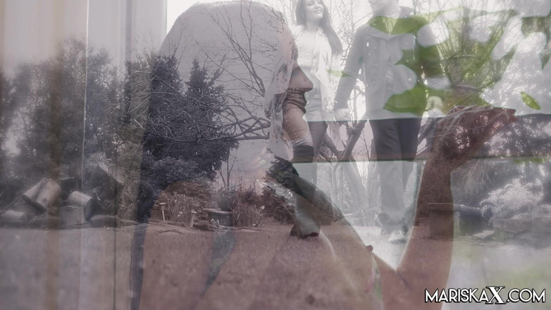 Mariska x: Mariskax Carmel Cox se întâlnește cu un nou prieten în grădină