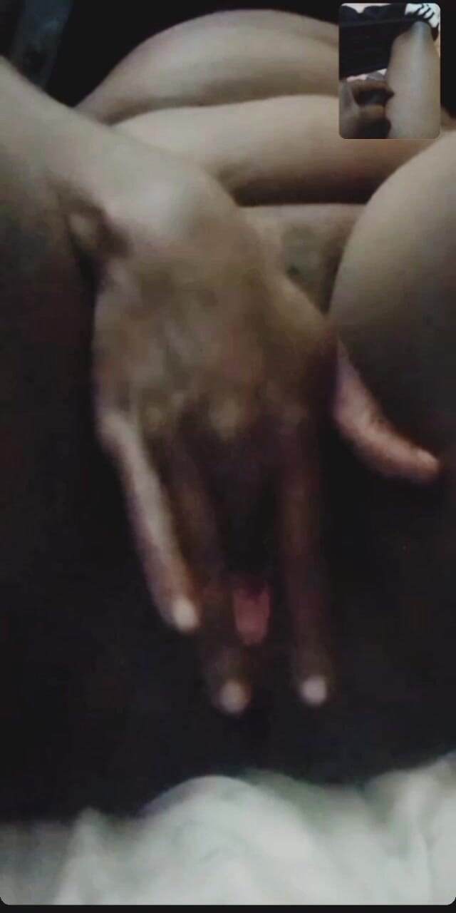 Me and my new slut: 흑인 엄마 미시녀의 오르가즘 사정, 화상 통화 섹스를 즐겼어