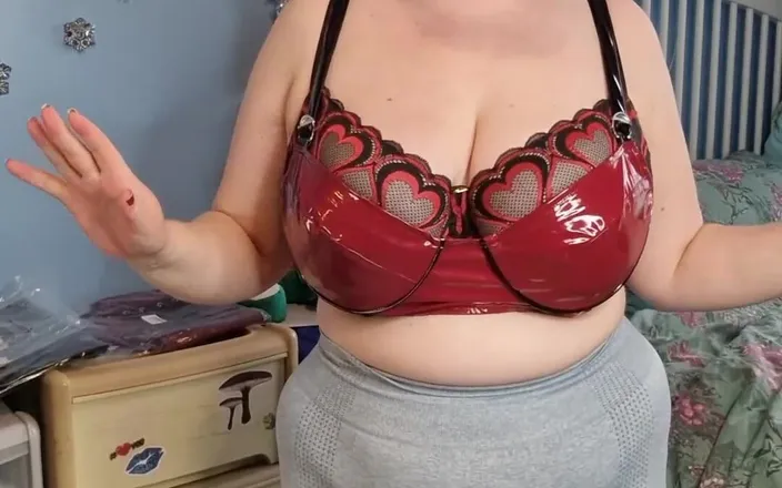 Alice_Mayflower_Scottish: Curvy Girl Trying on Pvc Clothing
