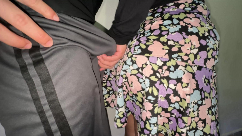 CoupleOfHotSins: Chwyta penisa nieznajomego z ogromną erekcją.